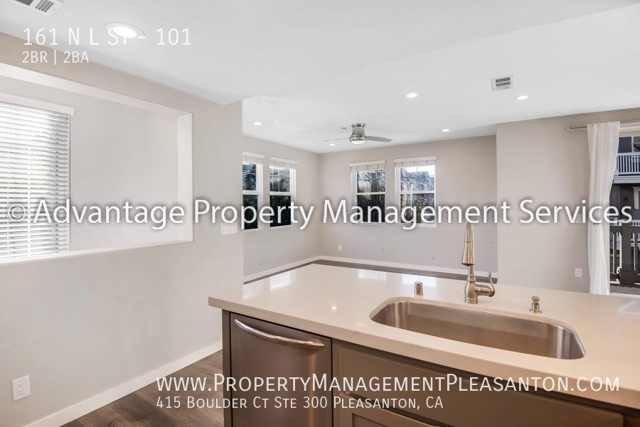 Stunning 2 bed, 2.5 bath townhouse Downtown Livermore property image