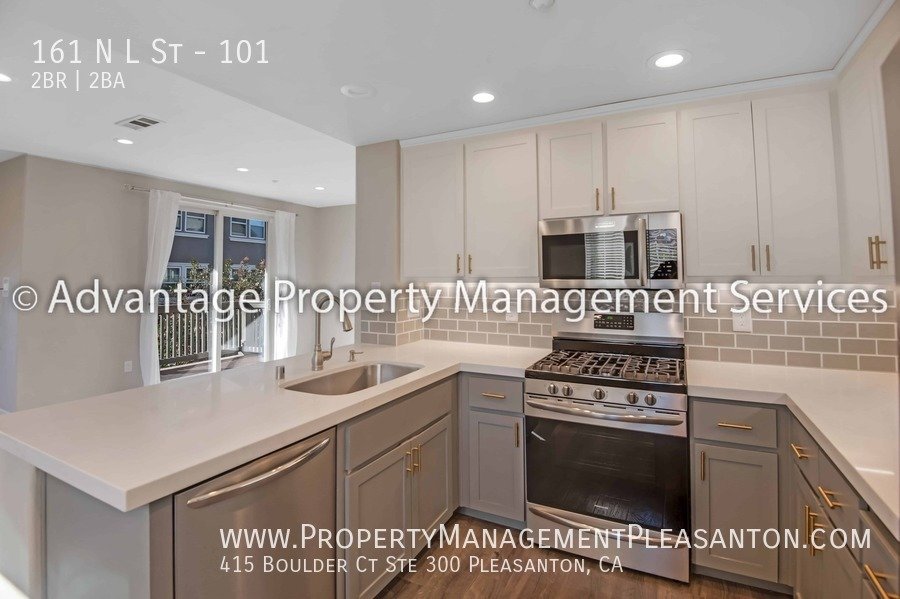 Stunning 2 bed, 2.5 bath townhouse Downtown Livermore property image