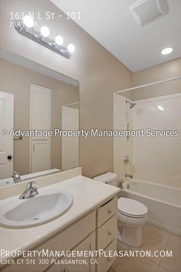 Stunning 2 bed, 2.5 bath townhouse Downtown Livermore property image