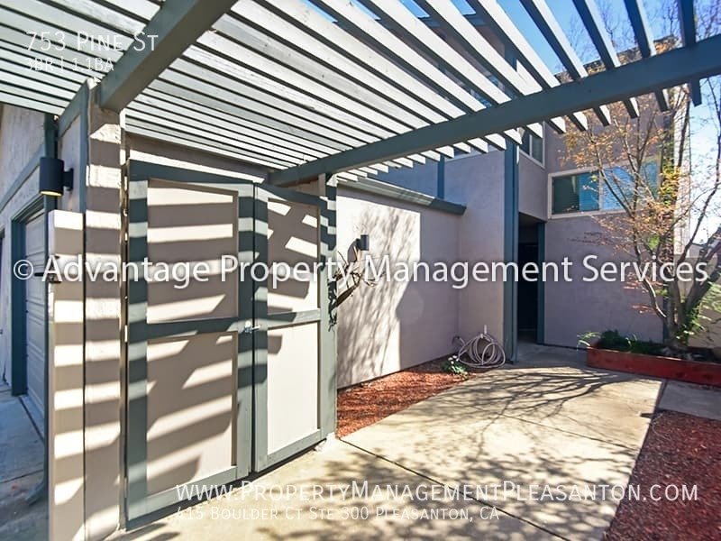 3 bedroom, 1.5 bathroom townhouse property image