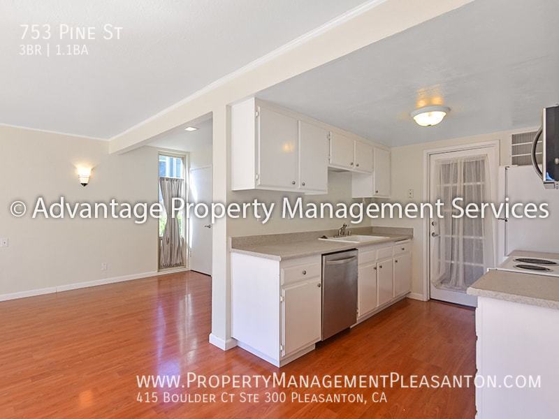 3 bedroom, 1.5 bathroom townhouse property image