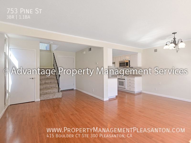 3 bedroom, 1.5 bathroom townhouse property image