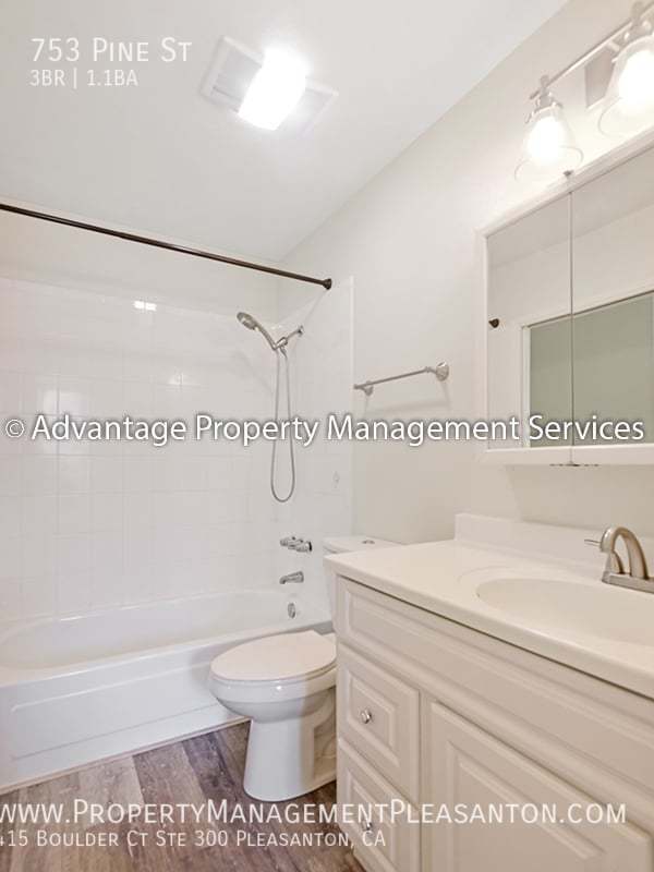 3 bedroom, 1.5 bathroom townhouse property image