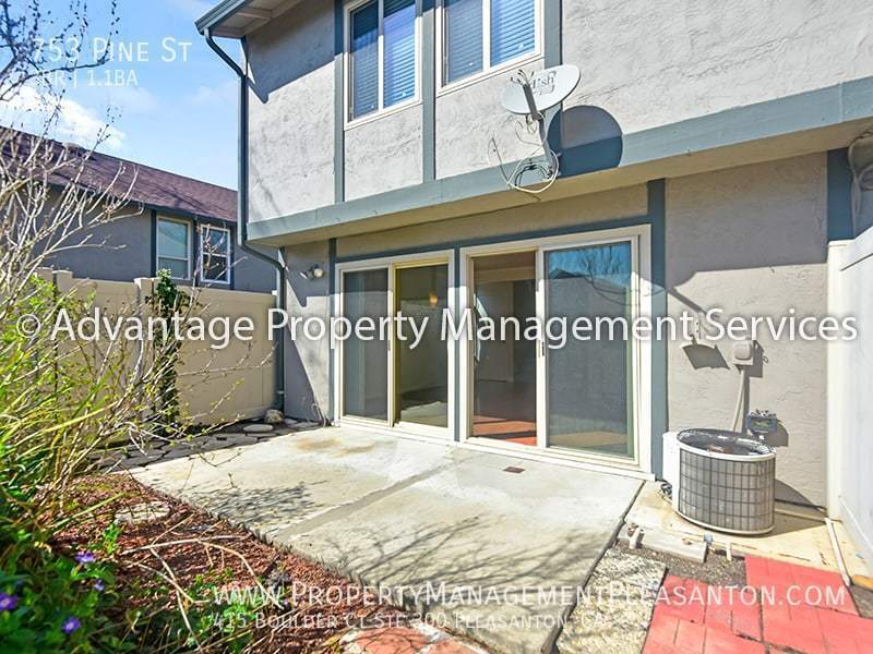 3 bedroom, 1.5 bathroom townhouse property image