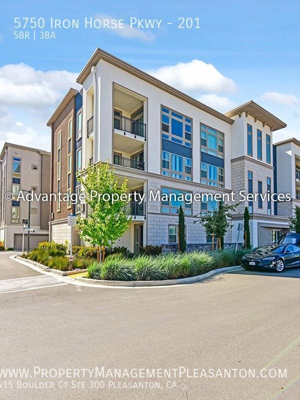 Luxury 5 bedroom, 3 bathroom, 2,904 sq. ft. Condo property image