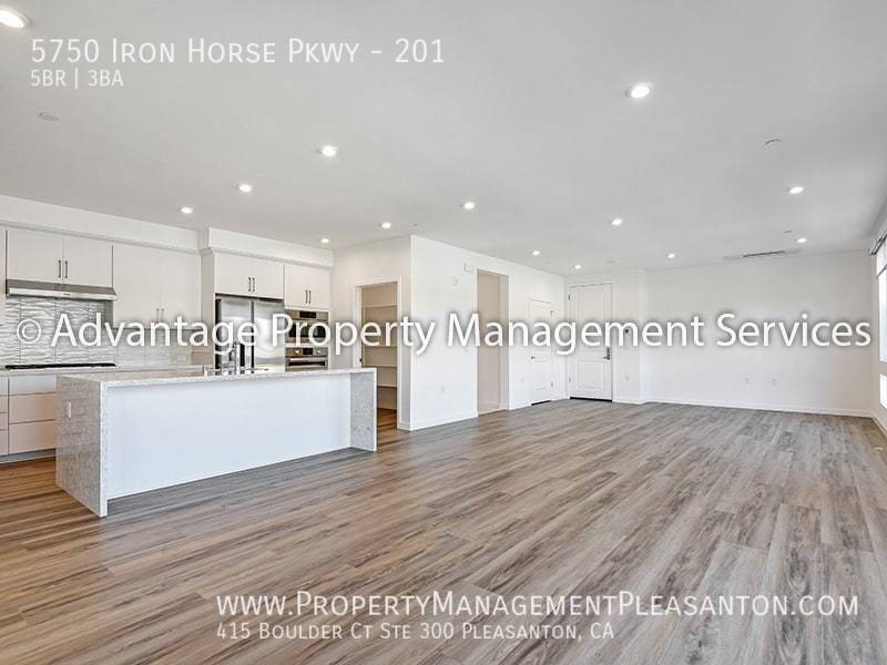 Luxury 5 bedroom, 3 bathroom, 2,904 sq. ft. Condo property image