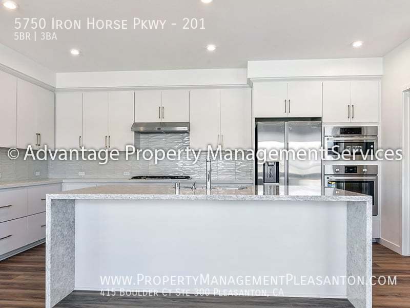 Luxury 5 bedroom, 3 bathroom, 2,904 sq. ft. Condo property image