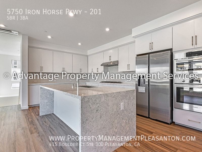 Luxury 5 bedroom, 3 bathroom, 2,904 sq. ft. Condo property image