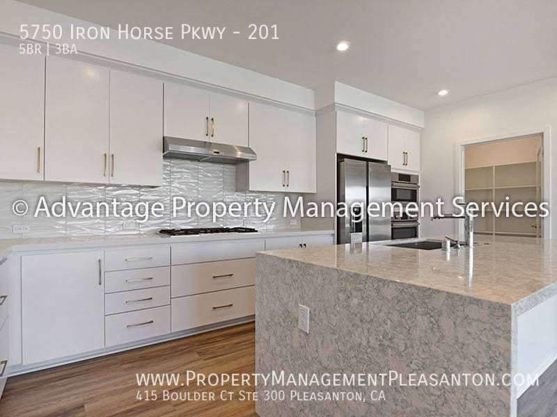 Luxury 5 bedroom, 3 bathroom, 2,904 sq. ft. Condo property image