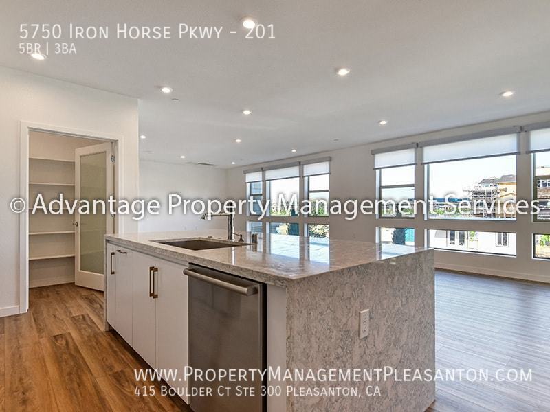 Luxury 5 bedroom, 3 bathroom, 2,904 sq. ft. Condo property image