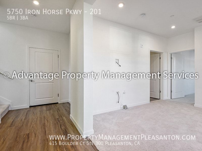 Luxury 5 bedroom, 3 bathroom, 2,904 sq. ft. Condo property image
