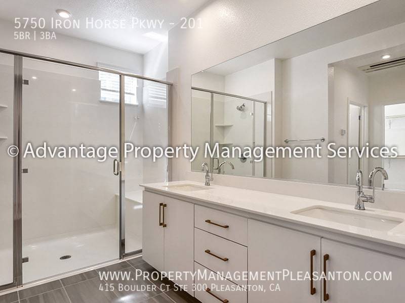 Luxury 5 bedroom, 3 bathroom, 2,904 sq. ft. Condo property image