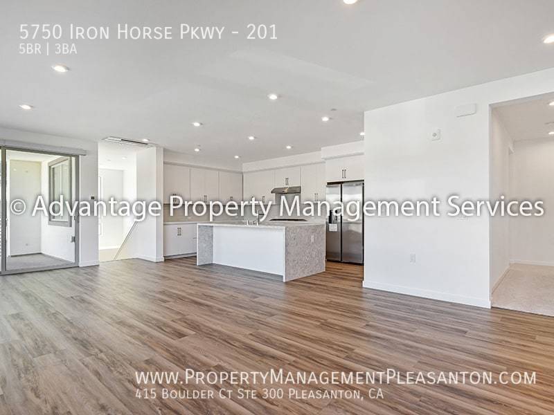 Luxury 5 bedroom, 3 bathroom, 2,904 sq. ft. Condo property image
