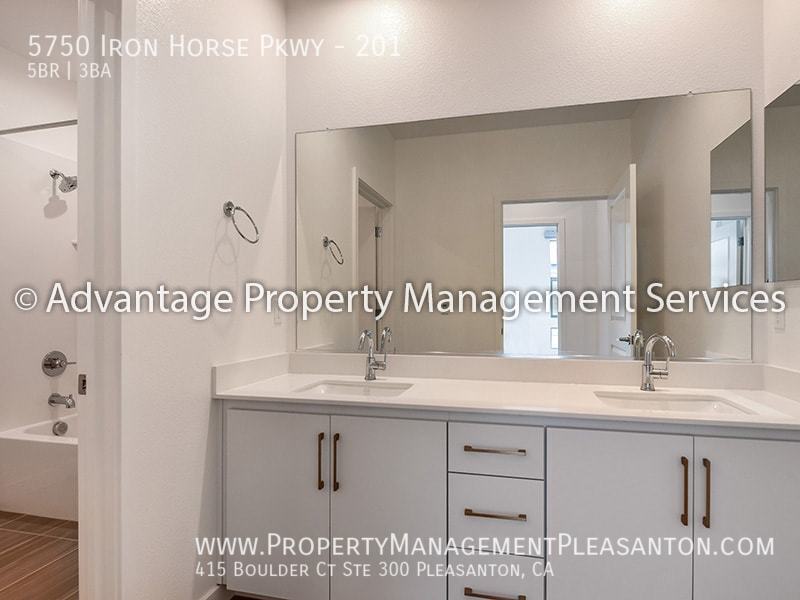 Luxury 5 bedroom, 3 bathroom, 2,904 sq. ft. Condo property image