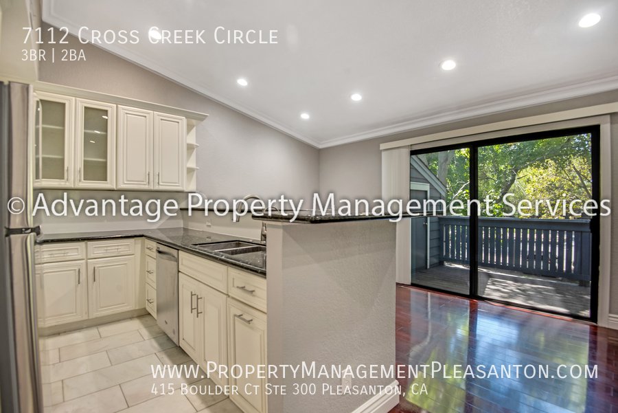 Top Floor 3 bed / 2 bath, 1,070 sq ft condo near Iron Horse Trail property image