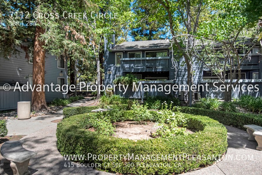 Top Floor 3 bed / 2 bath, 1,070 sq ft condo near Iron Horse Trail property image