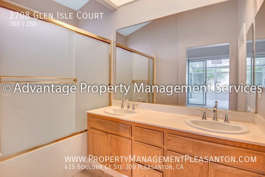 3 bedroom, 2.5 bathroom, 1,293 sq. ft. single-story property image