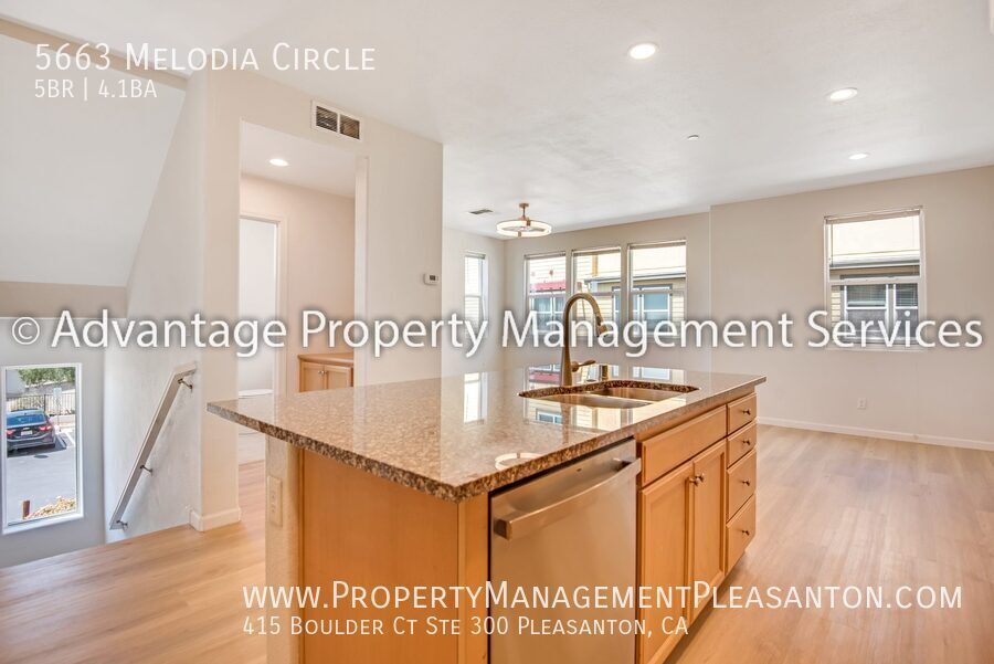 5 Bed / 4.5 Bath 2,055 sq ft Corner Townhome off Dublin Blvd property image